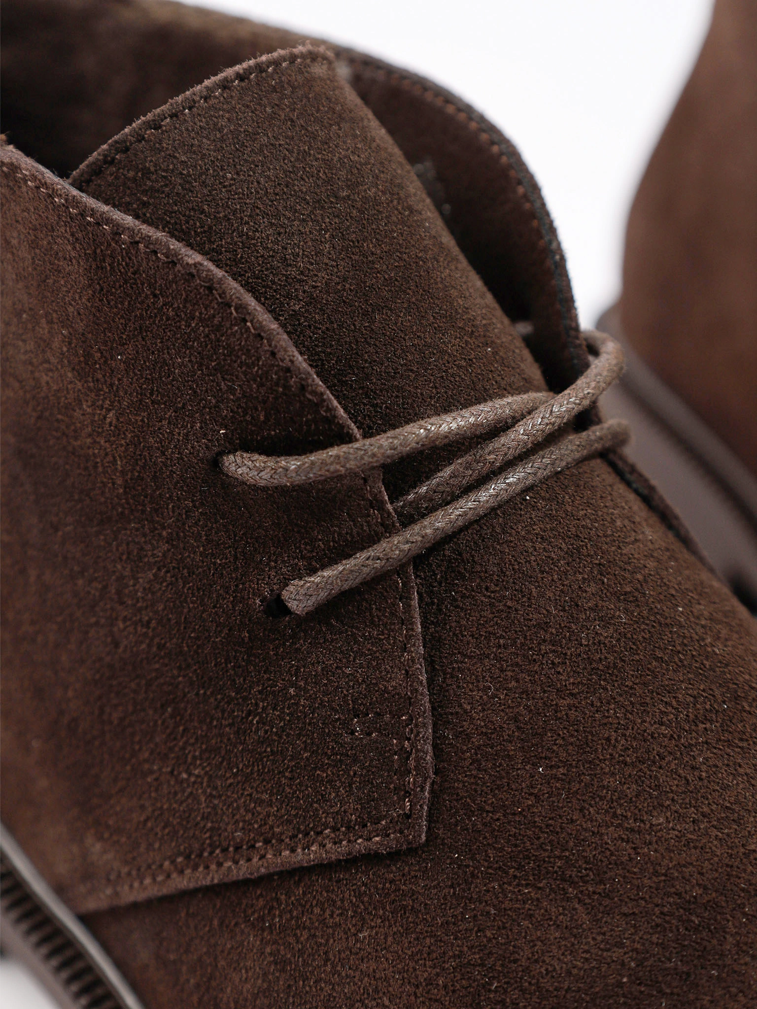 Ботинки темно-коричневого цвета на шнуровке из натуральной замши